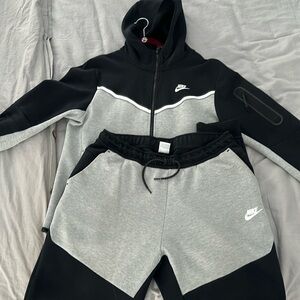 Nike Tech complete sweatsuit top/bottoms black/gray/white